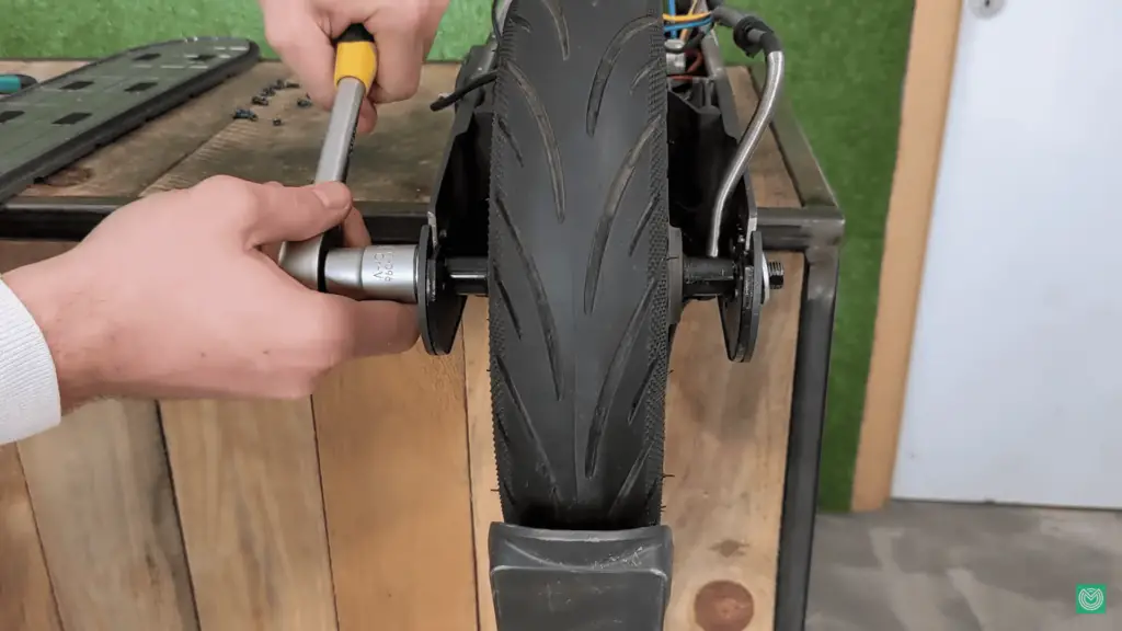 Tire chaning guide on segway ninebot